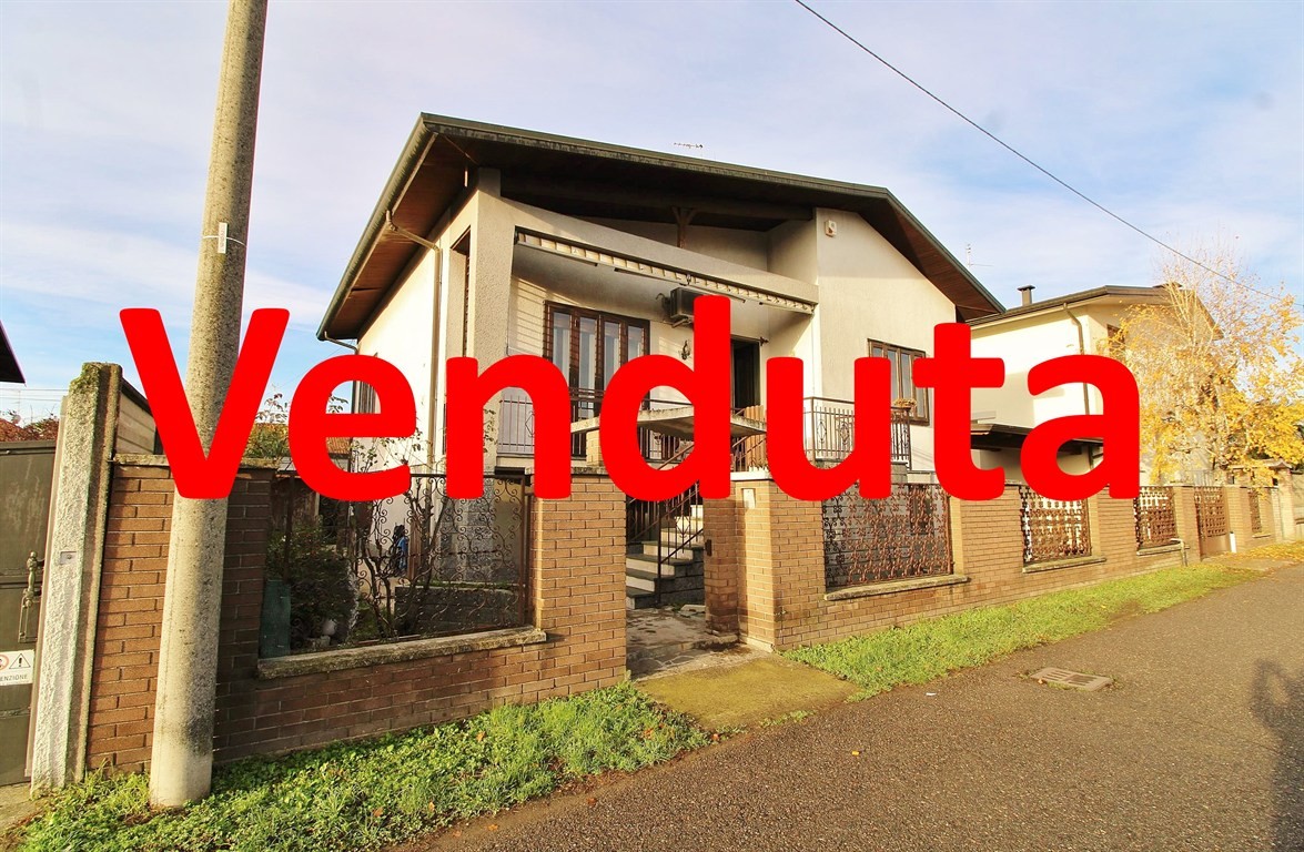 Abitazione indipendente su due livelli – 3 locali, servizi, taverna e area esterna