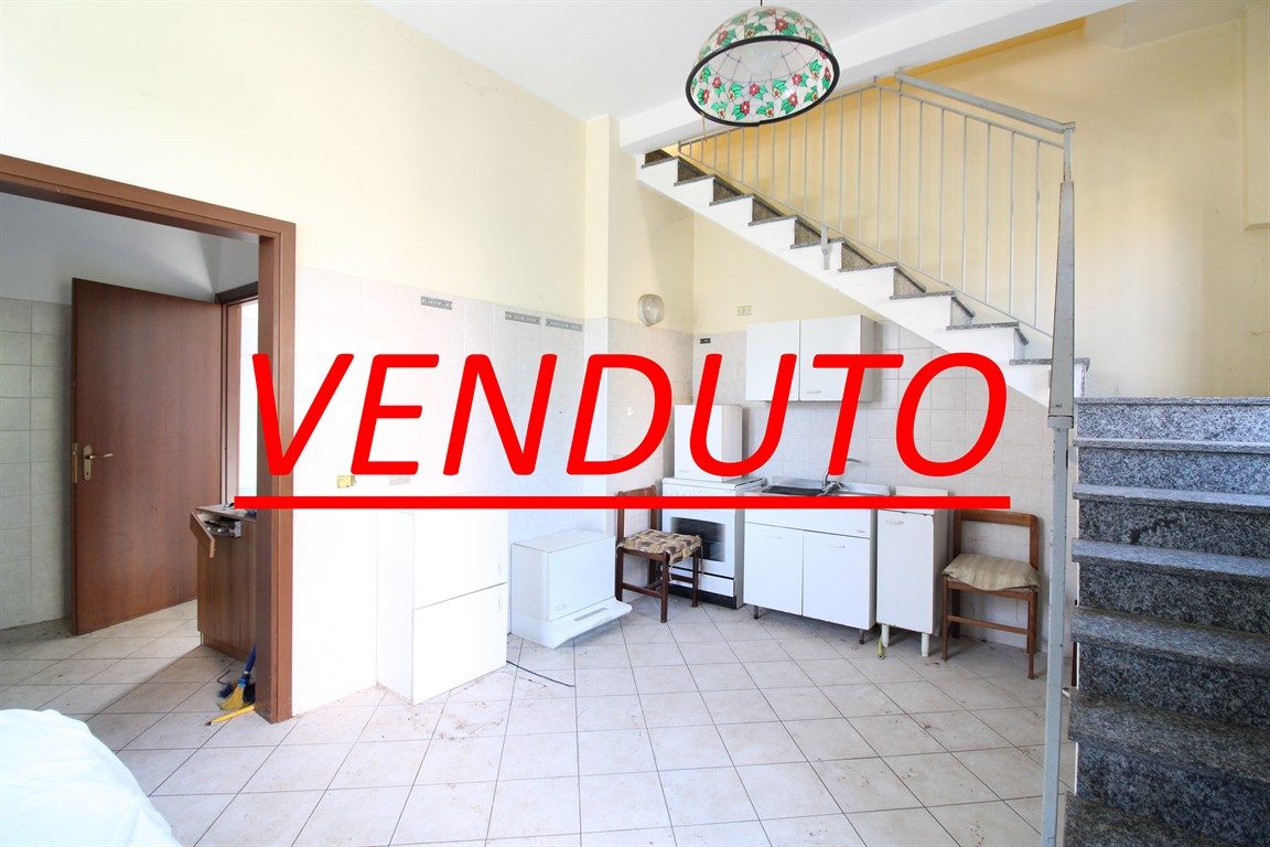 Porzione di casa indipendente con box e rustico su due livelli