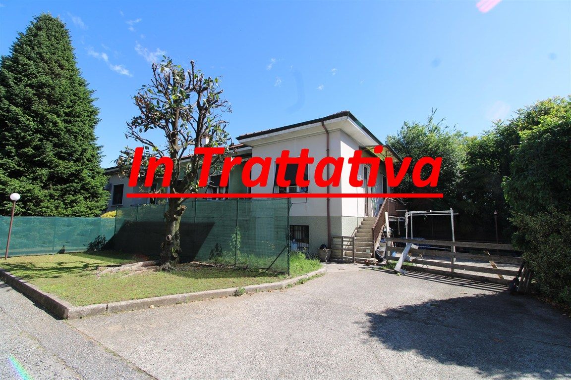 Porzione di bifamiliare con rustici esterni.